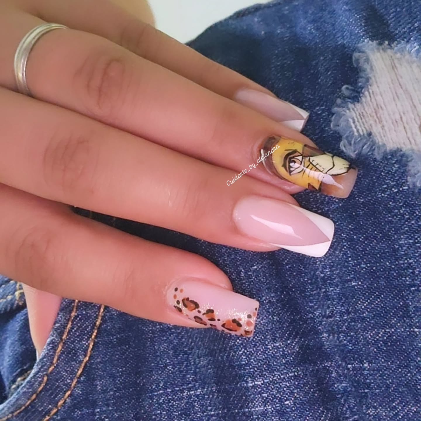 Uñas acrílicas con diseño de leopardo y arte personalizado