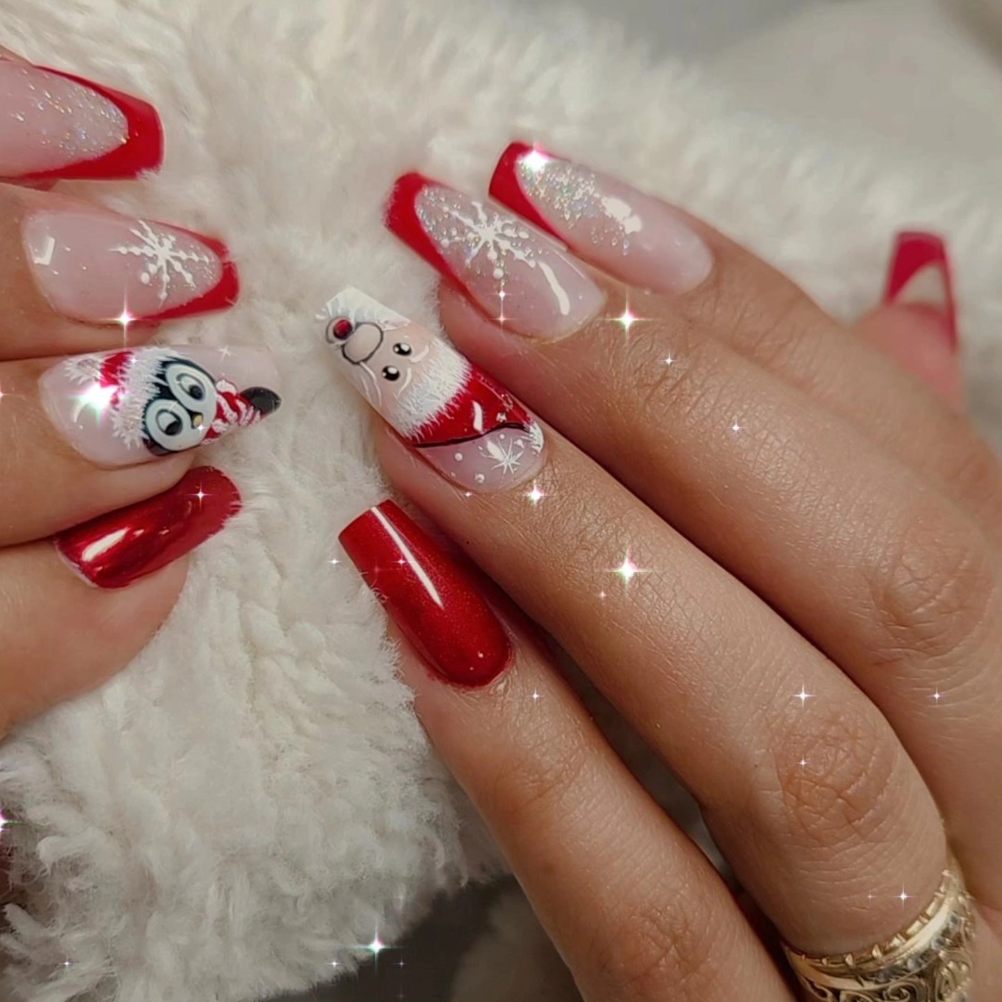 Uñas navideñas rojas con copos de nieve