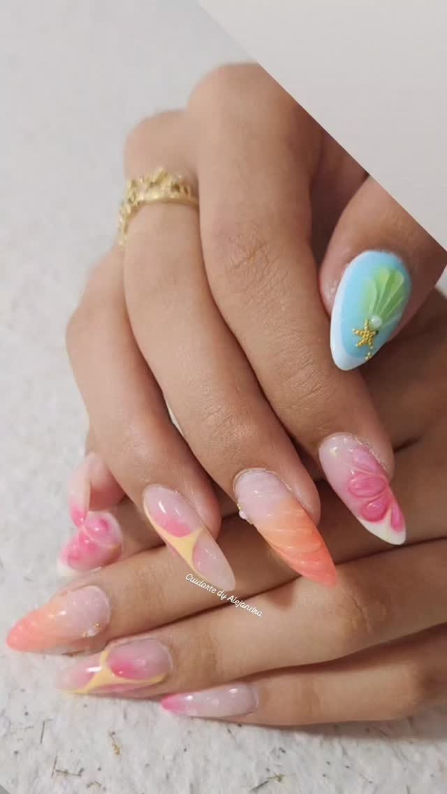 Uñas almendra con degradado pastel arcoíris y flores