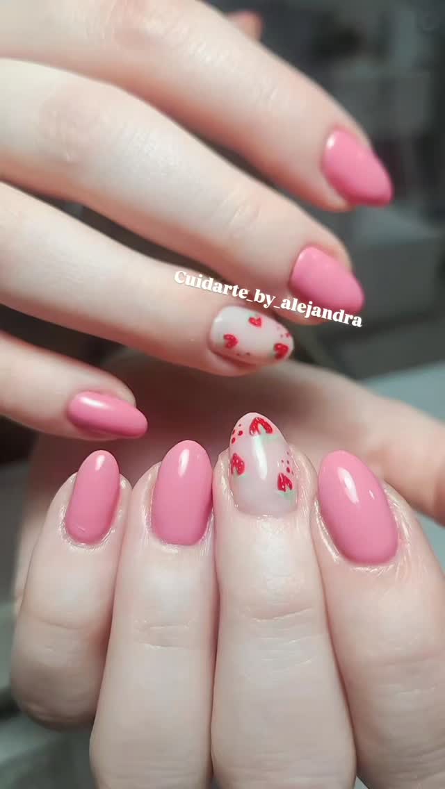 Uñas rosas con diseño de fresas