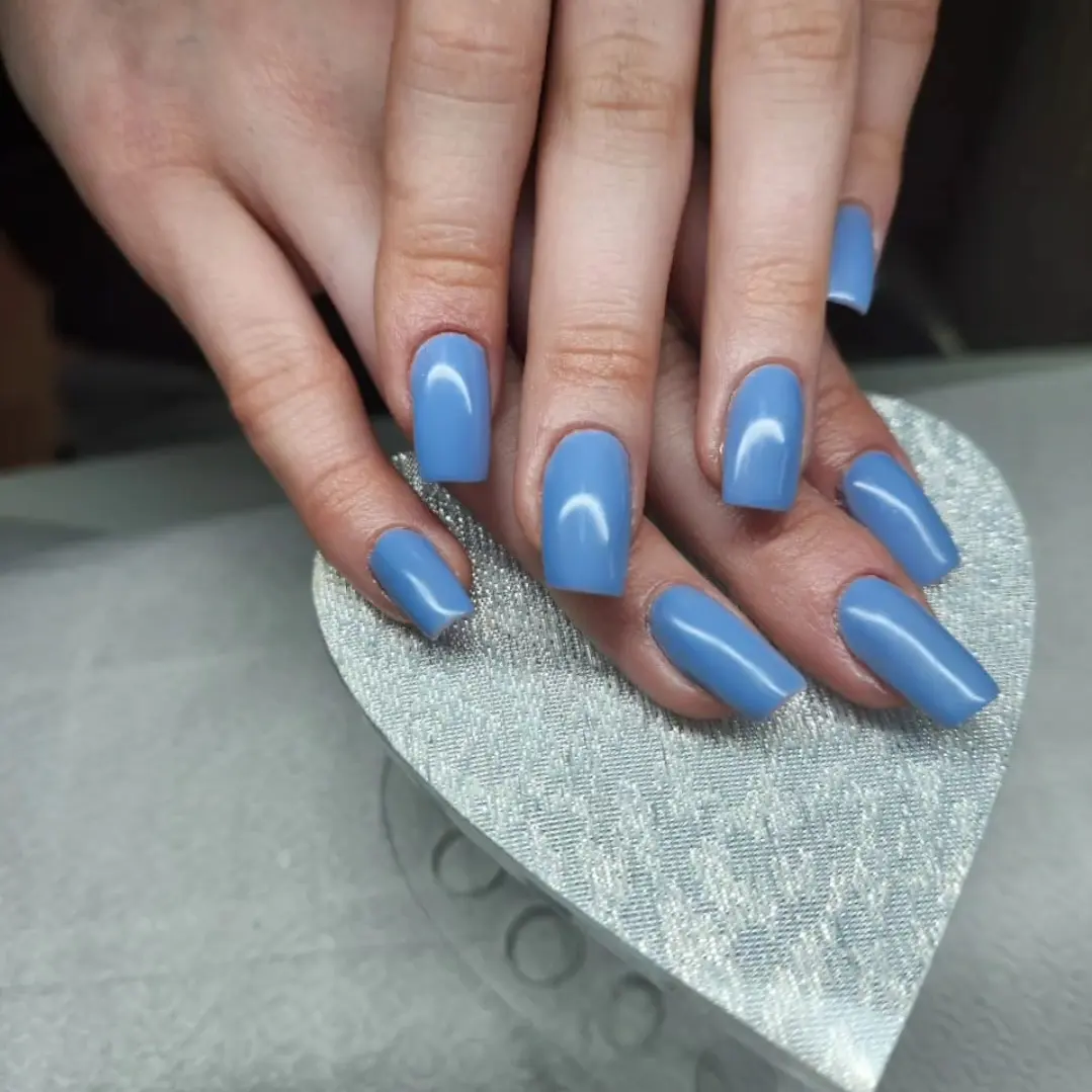 Uñas cuadradas en azul liso brillante