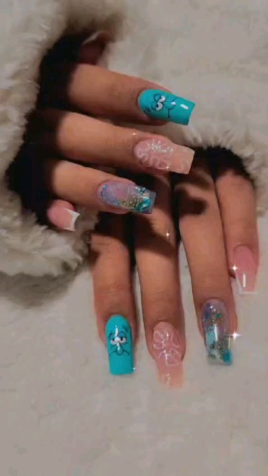 Uñas largas turquesas con flores y purpurina