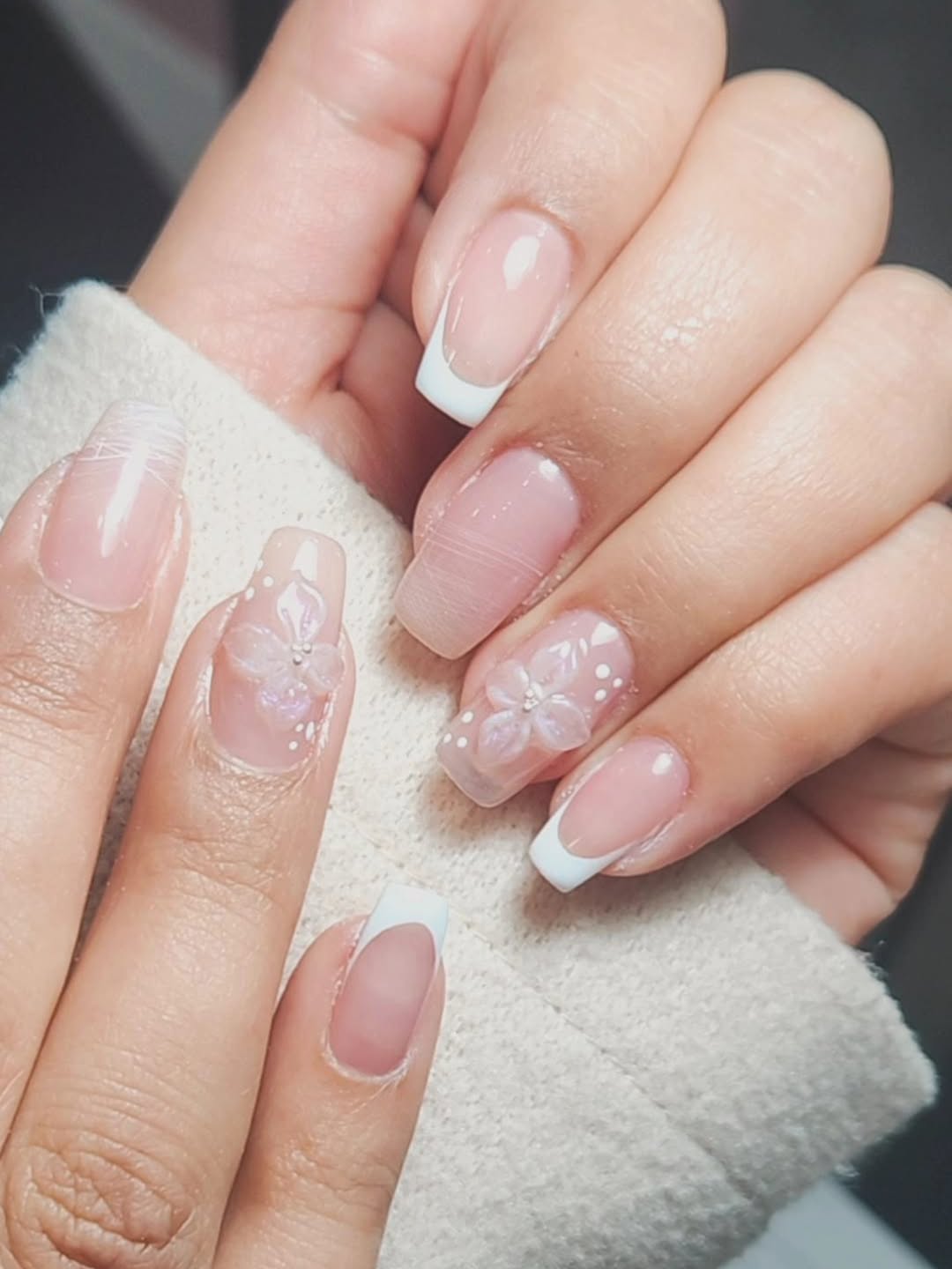 Manicura francesa con flores 3D en tonos nude